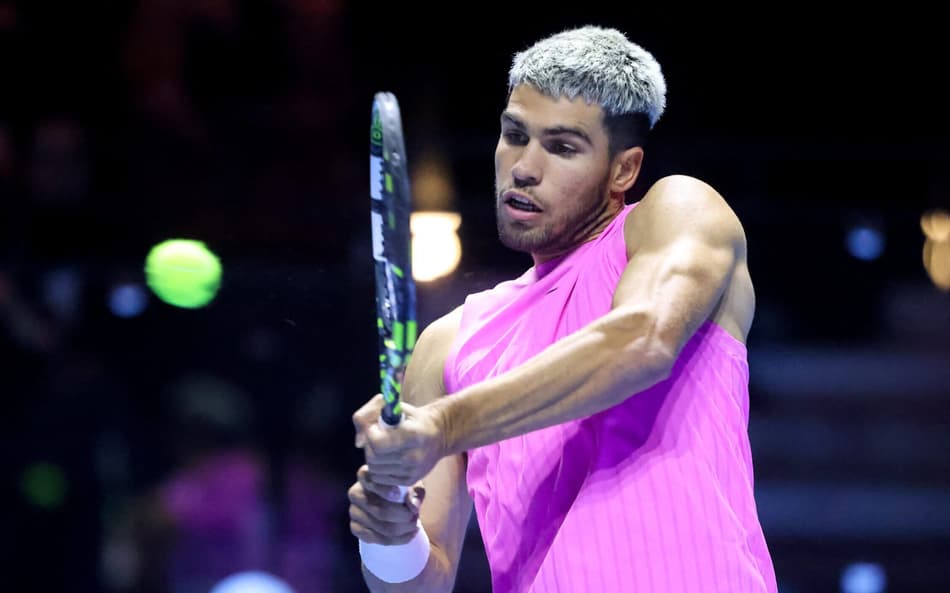 Carlos Alcaraz enfrenta Taylor Fritz no Six Kings Slam (Foto: Fayez Nureldine / AFP)
