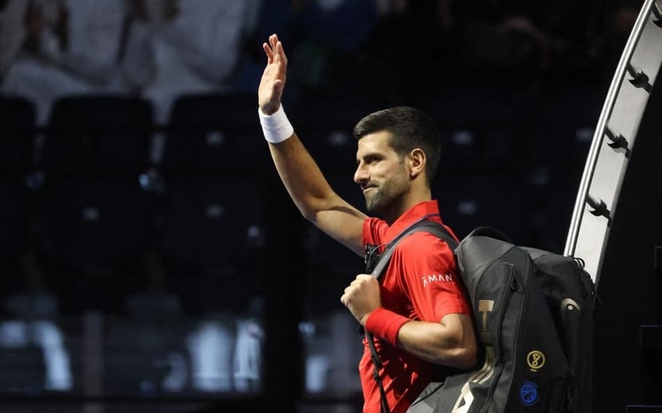 O sérvio Novak Djokovic se despede do público após nova derrota para Sinner