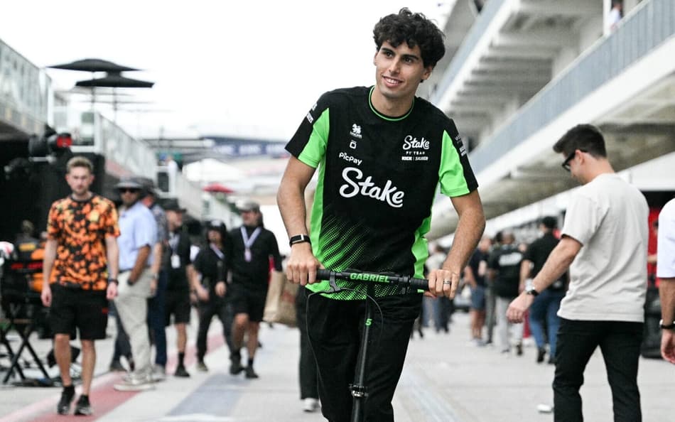 Brasileiro Gabriel Bortoleto, da Sauber, chega ao Texas para o GP dos Estados Unidos de F1 (Foto: Jim Watson / AFP)