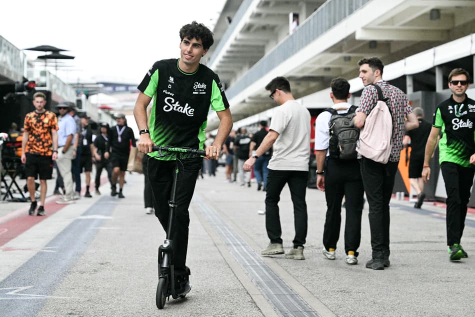 Brasileiro Gabriel Bortoleto, da Sauber, chega ao Texas para o GP dos Estados Unidos de F1 (Foto: Jim Watson / AFP)