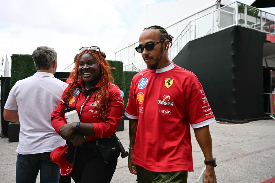 Lewis Hamilton, da Ferrari, chega ao Texas para o GP dos Estados Unidos de F1 (Foto: Jim Watson / AFP)