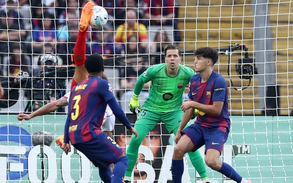 Witsel marca de bicicleta para o Girona contra o Barcelona (Foto: Josep LAGO / AFP)
