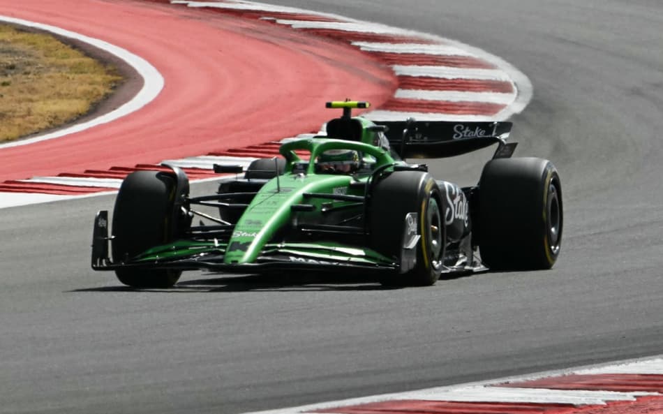 Kick Sauber's Brazilian driver Gabriel Bortoleto races ahead of Aston Martin's Canadian driver Lance Stroll during the United States Formula One Sprint at the Circuit of the Americas in Austin, Texas, on October 18, 2025. (Photo by RONALDO SCHEMIDT / AFP)