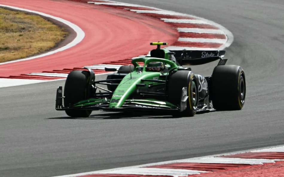 Kick Sauber's Brazilian driver Gabriel Bortoleto races ahead of Aston Martin's Canadian driver Lance Stroll during the United States Formula One Sprint at the Circuit of the Americas in Austin, Texas, on October 18, 2025. (Photo by RONALDO SCHEMIDT / AFP)