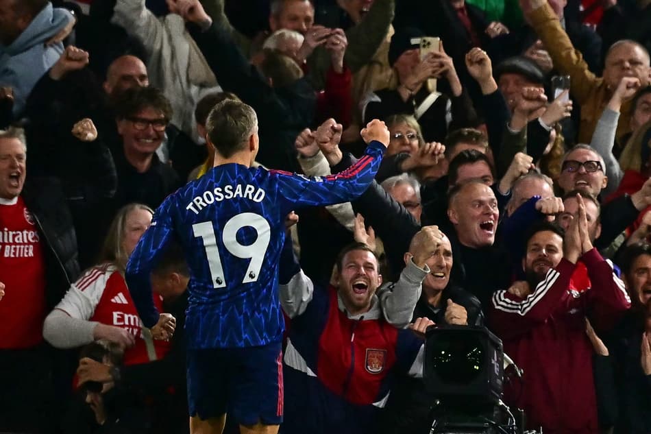 Trossard comemora gol do Arsenal sobre o Fulham (Foto: Ben STANSALL / AFP)