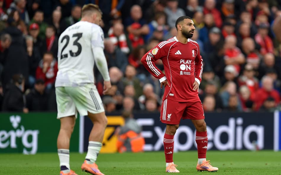 Reação de Salah ao gol do United contra o Liverpool (Foto: PETER POWELL / AFP)