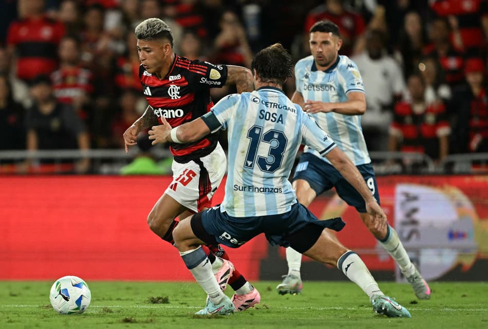 Sossa disputa a bola com Carrascal em Flamengo x Racing pela Libertadores (Foto: Mauro PIMENTEL / AFP)