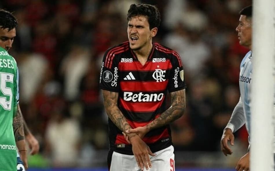 Pedro segurando a mão fraturada em Flamengo x Racing