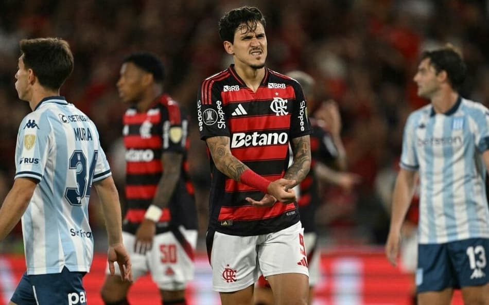 Pedro segurando a mão fraturada em Flamengo x Racing