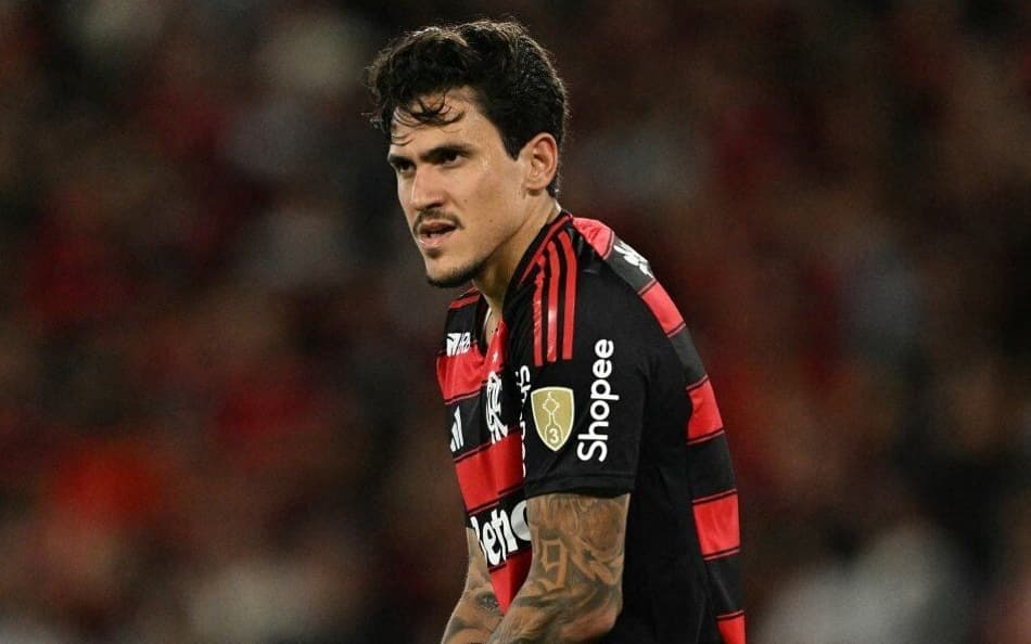 Pedro segurando a mão fraturada em Flamengo x Racing