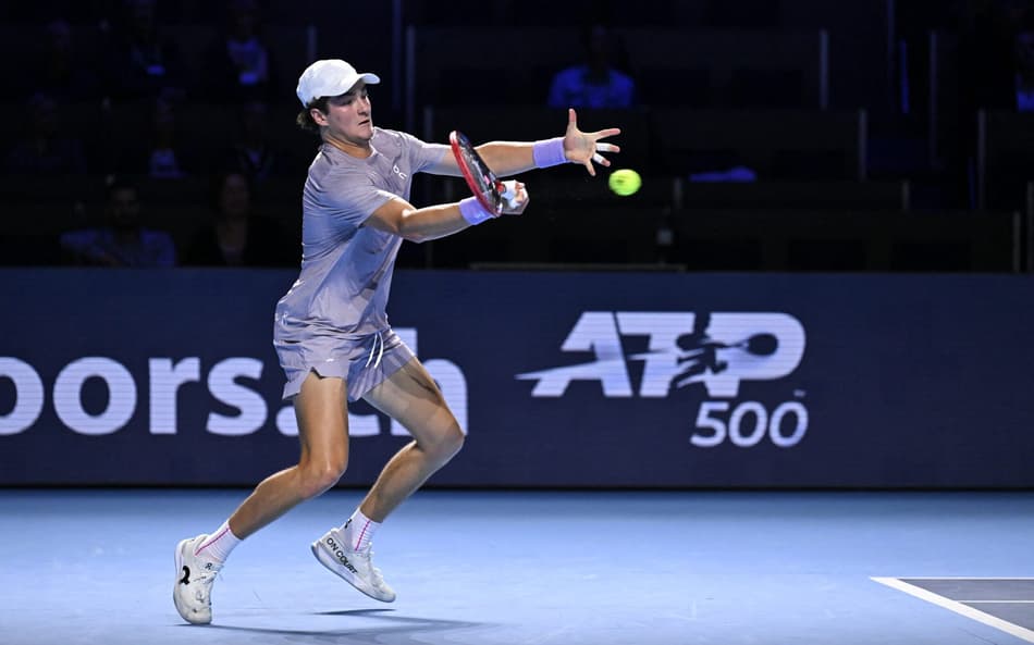 João Fonseca enfrenta Shapavalov no ATP da Basiléia (Foto: Fabrice COFFRINI / AFP)