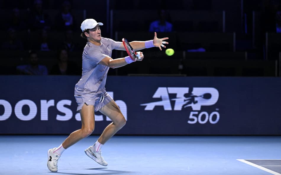 João Fonseca enfrenta Shapavalov no ATP da Basiléia (Foto: Fabrice COFFRINI / AFP)