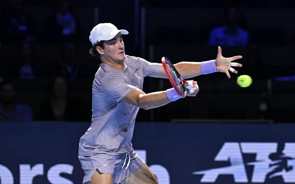 João Fonseca enfrenta Shapavalov no ATP da Basiléia (Foto: Fabrice COFFRINI / AFP)