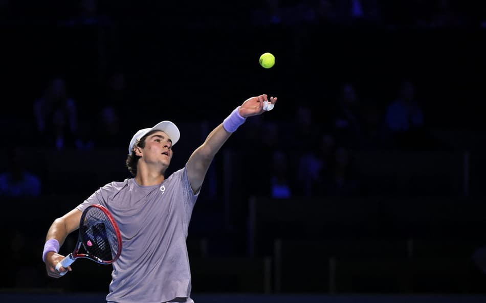 João Fonseca enfrenta Shapavalov no ATP da Basiléia (Foto: Fabrice COFFRINI / AFP)