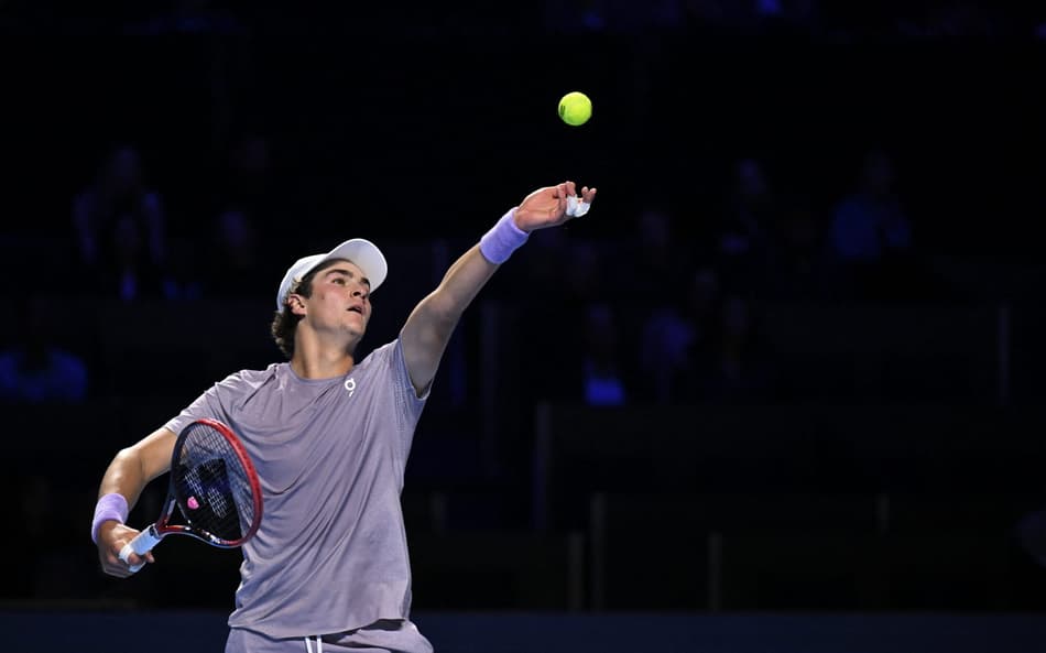 João Fonseca enfrenta Shapavalov no ATP da Basiléia (Foto: Fabrice COFFRINI / AFP)