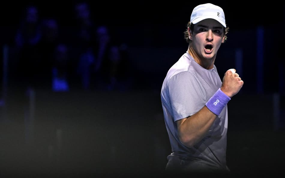 João Fonseca enfrenta Shapavalov no ATP da Basiléia (Foto: Fabrice COFFRINI / AFP)