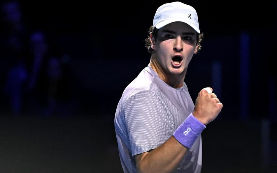 João Fonseca enfrenta Shapavalov no ATP da Basiléia (Foto: Fabrice COFFRINI / AFP)