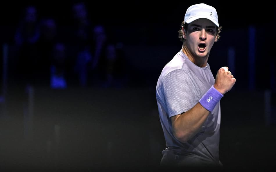 João Fonseca enfrenta Shapavalov no ATP da Basiléia (Foto: Fabrice COFFRINI / AFP)