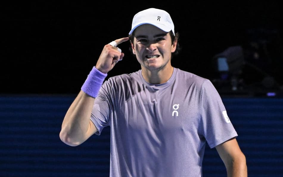 João Fonseca enfrenta Shapavalov no ATP da Basiléia (Foto: Fabrice COFFRINI / AFP)