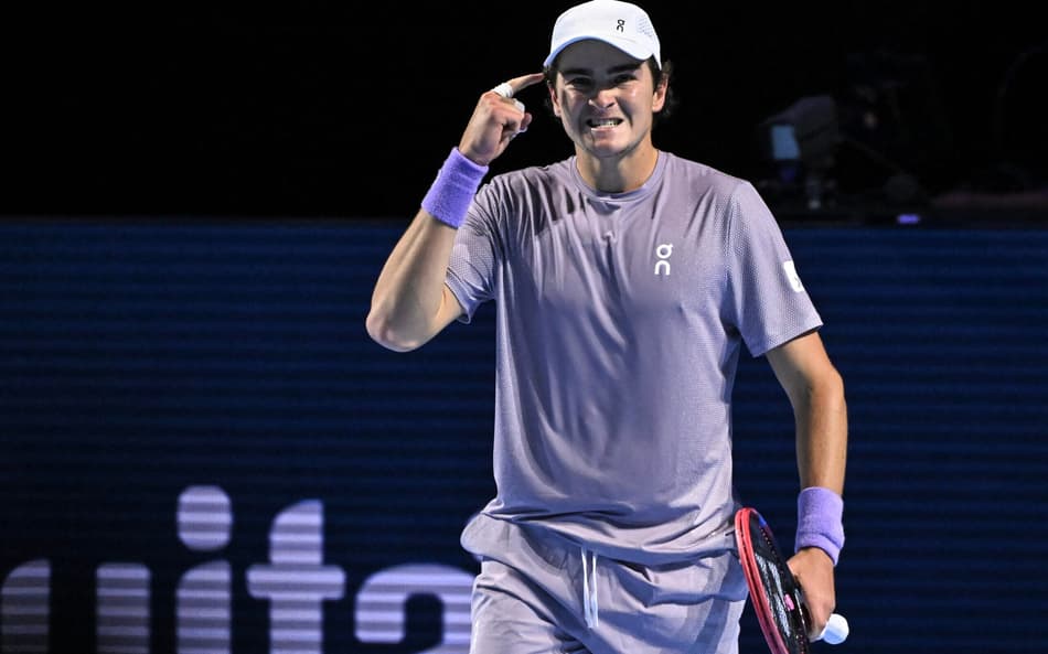 João Fonseca enfrenta Shapavalov no ATP da Basiléia (Foto: Fabrice COFFRINI / AFP)