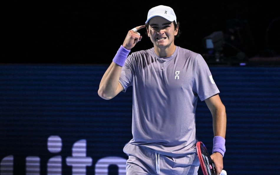 João Fonseca enfrenta Shapavalov no ATP da Basiléia (Foto: Fabrice COFFRINI / AFP)