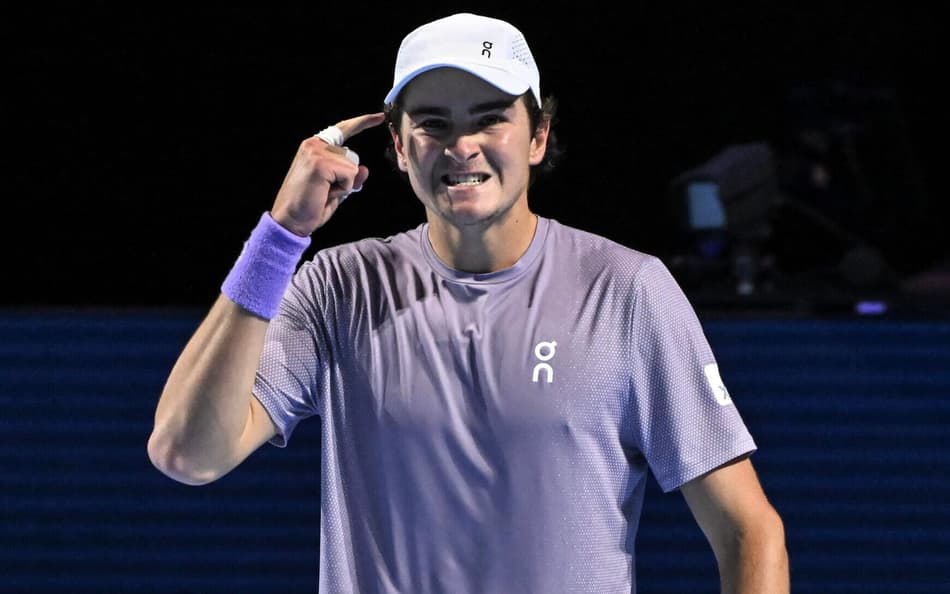João Fonseca enfrenta Shapavalov no ATP da Basiléia (Foto: Fabrice COFFRINI / AFP)