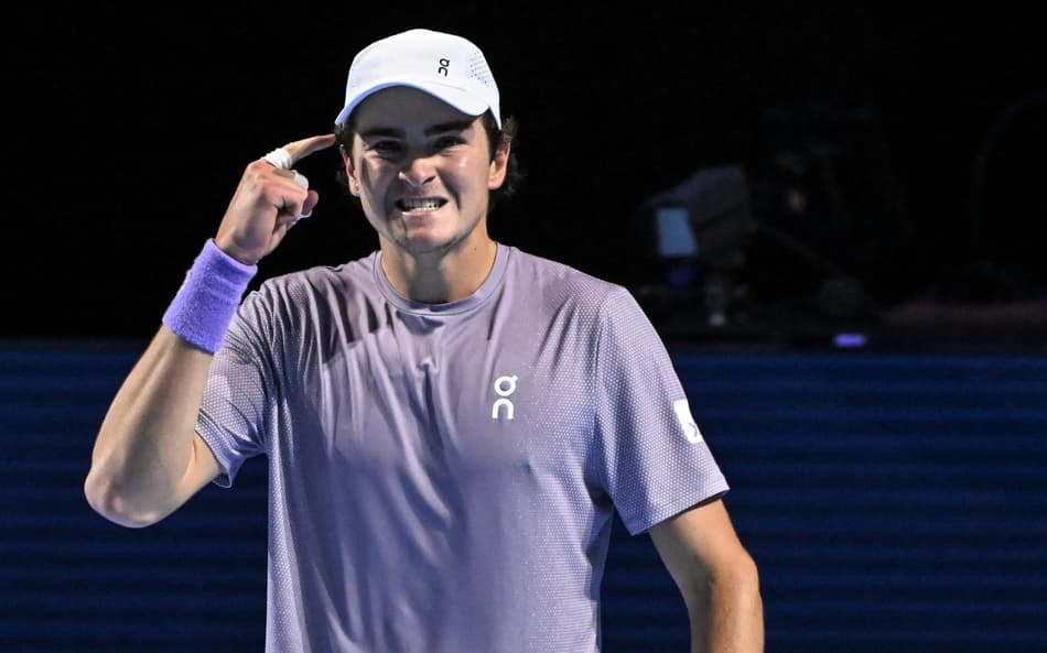 João Fonseca enfrenta Shapavalov no ATP da Basiléia (Foto: Fabrice COFFRINI / AFP)