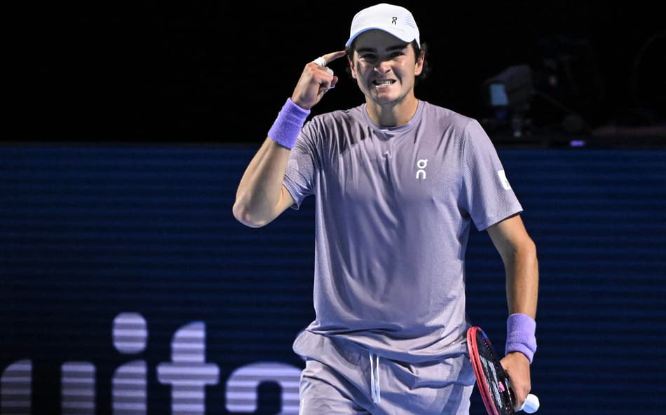 João Fonseca enfrenta Shapavalov no ATP da Basiléia (Foto: Fabrice COFFRINI / AFP)