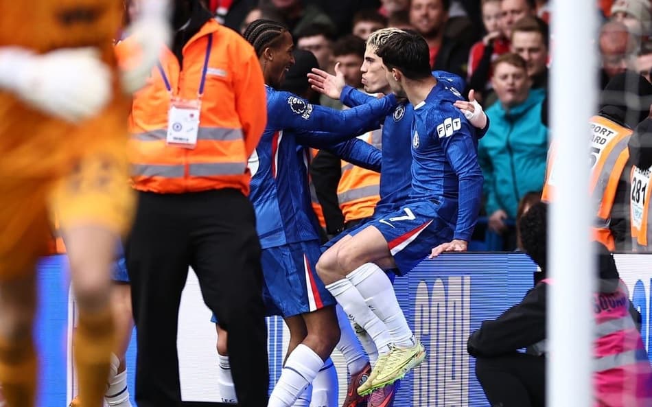 Garnacho comemora seu primeiro gol pelo Chelsea (Foto: HENRY NICHOLLS / AFP)