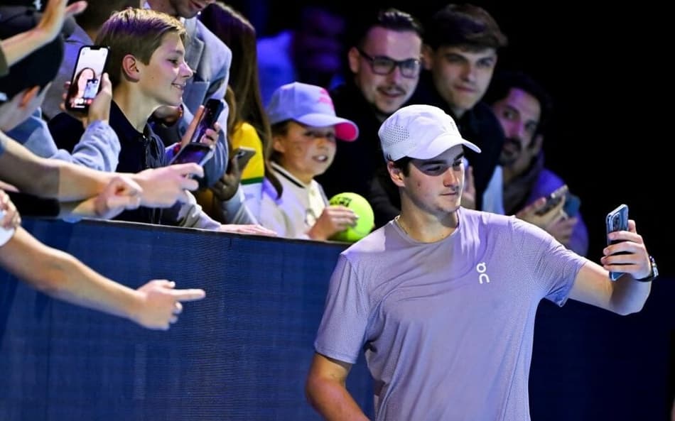 João Fonseca posa com fãs após a vitória na semifinal do ATP 500 da Basileia (Foto Fabrice COFFRINI / AFP)