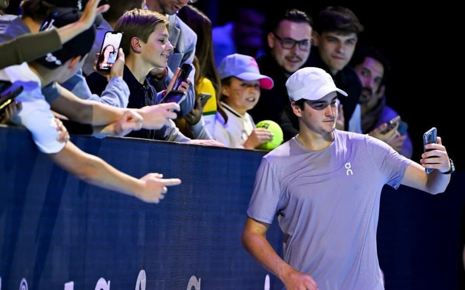 João Fonseca posa com fãs após a vitória na semifinal do ATP 500 da Basileia (Foto Fabrice COFFRINI / AFP)