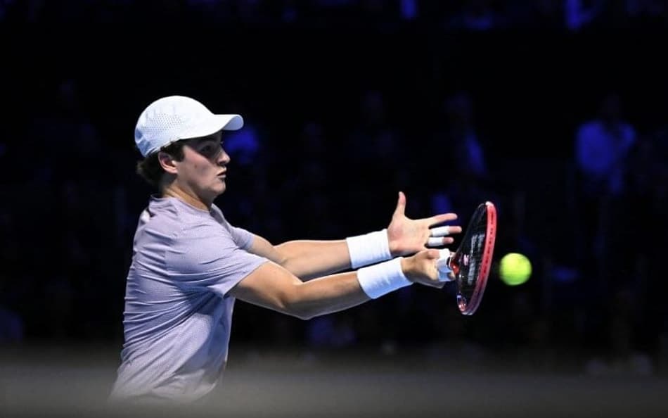 João Fonseca em sua quarta vitória sobre top 20 em 2025, contra o espanhol Fokina, na final da Basileia