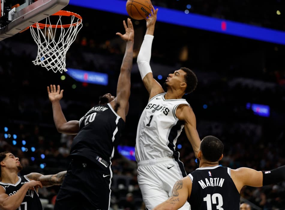 Brooklyn Nets x San Antonio Spurs na temporada 25/26 (Foto: Ronald Cortes / Getty Images via AFP
