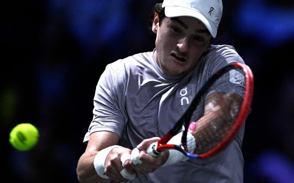 João Fonseca na partida contra o russo Karen Khachanov na segunda rodada de Paris (Foto: JULIEN DE ROSA / AFP)