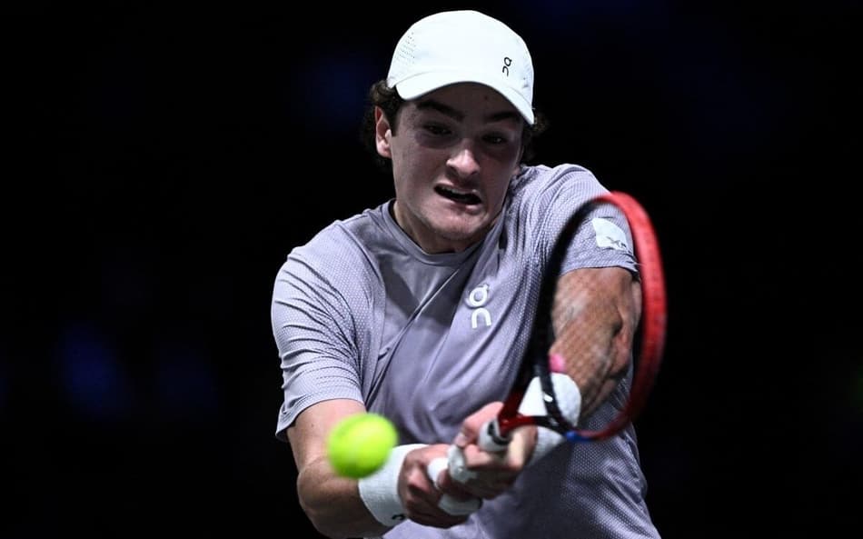 João Fonseca devolve de backhand na partida contra o russo Karen Khachanov na segunda rodada de Paris (Foto: JULIEN DE ROSA / AFP)