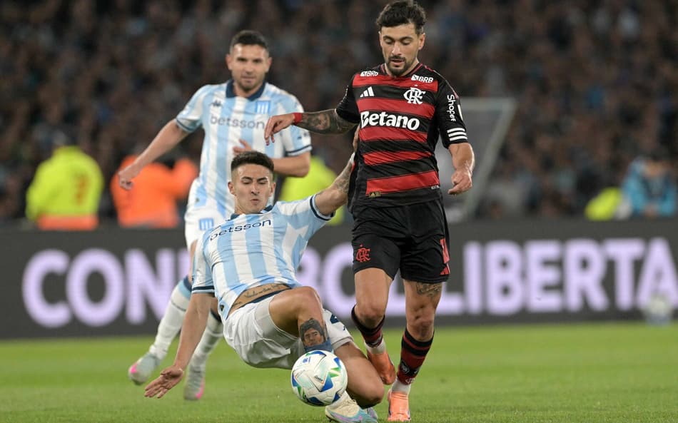 Arrascaeta em ação contra o Racing, pela Libertadores (Foto: JUAN MABROMATA / AFP)