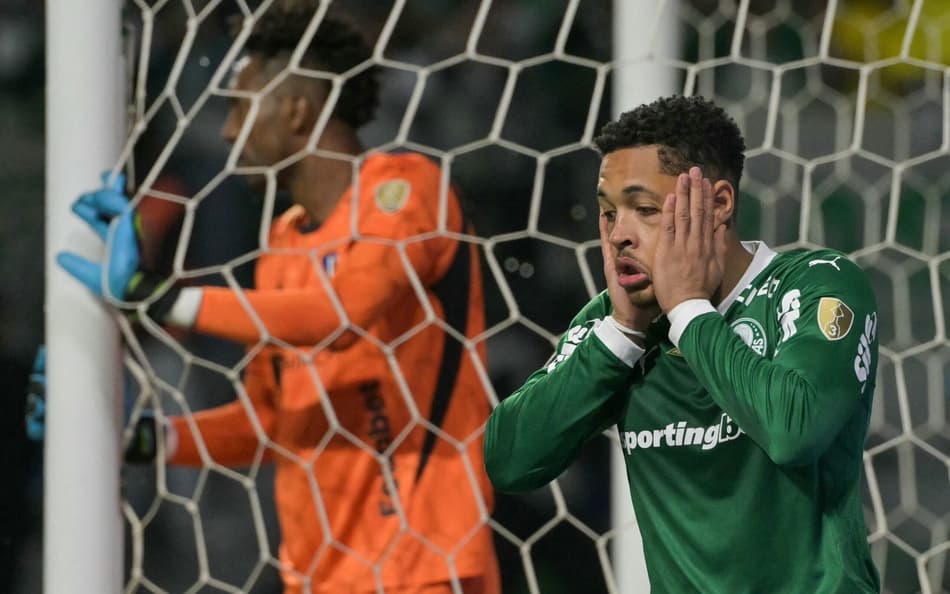 Torcedores se desesperam com lance de Vitor Roque em Palmeiras x LDU: 'Não acredito'
