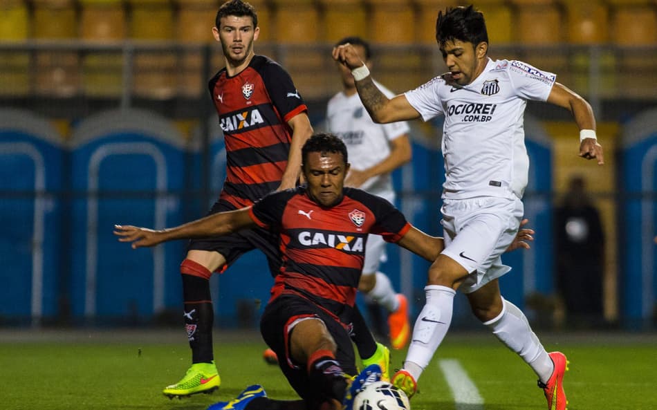 Gabigol em ação na partida entre Santos e Vitória (Foto: Daniel Vorley/AGIF)
