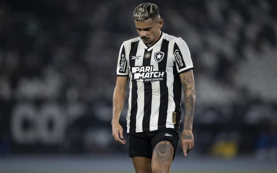 Tiquinho Soares deixou o Botafogo ao fim de 2024 (Foto: Jorge Rodrigues/AGIF)