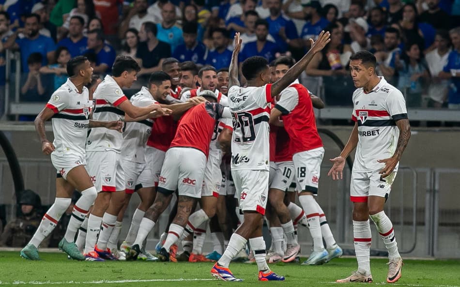 Elenco do São Paulo comemora gol no Brasileirão