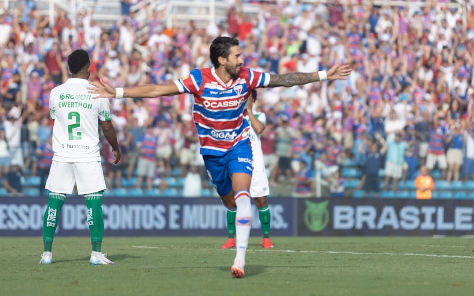 Lucero comemora gol do Fortaleza