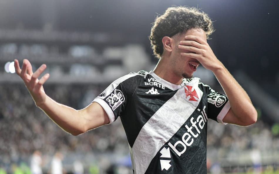 Nuno Moreira comemora gol do Vasco contra o Fortaleza