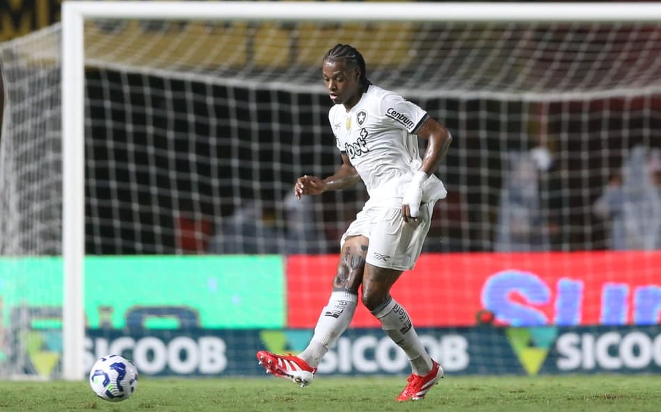 Kaio Pantaleão desfalcará o Botafogo por nove meses (Foto: Marlon Costa/AGIF)