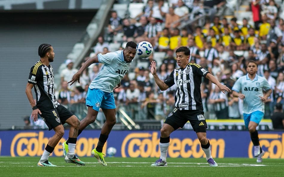 Edenílson em Atlético-MG x Grêmio (Foto: Fernando Moreno/AGIF)