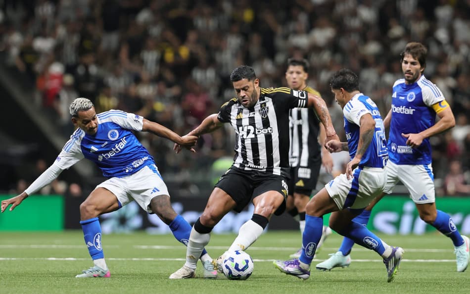 Hulk cercado por Matheus Pereira, Lucas Romero e Lucas Silva no Atlético-MG x Cruzeiro (Foto: Gilson Lobo/AGIF)