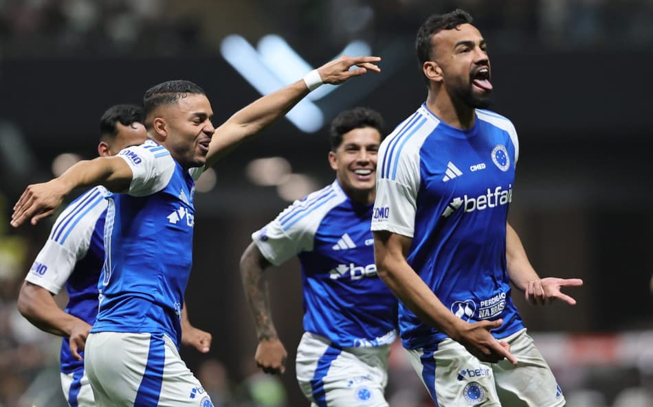 Fabricio Bruno jogador do Cruzeiro comemora seu gol durante partida contra o Atletico-MG no estadio Arena MRV pelo campeonato Copa Do Brasil 2025 (Foto: Gilson Lobo/AGIF)