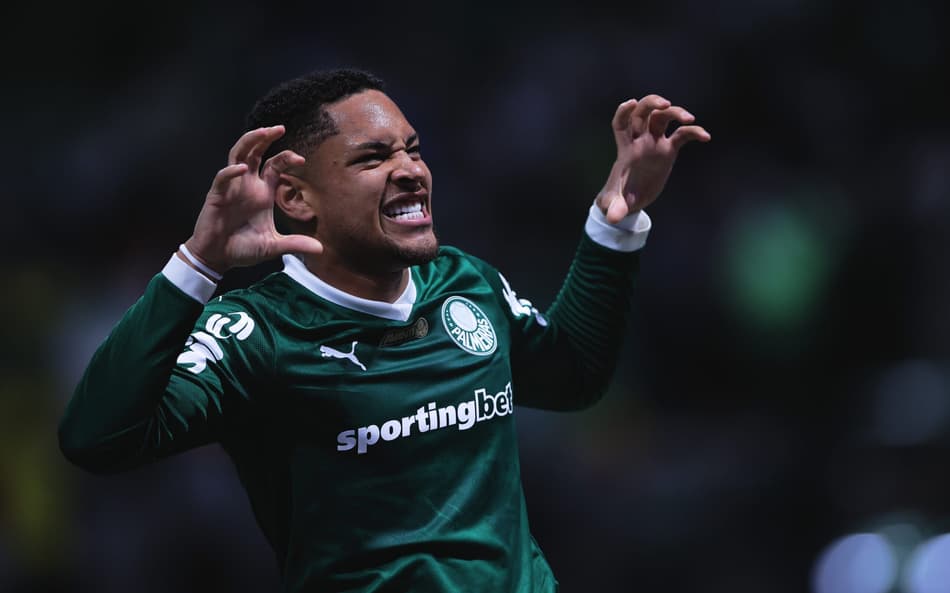 VItor Roque, atacante do Palmeiras, comemora gol