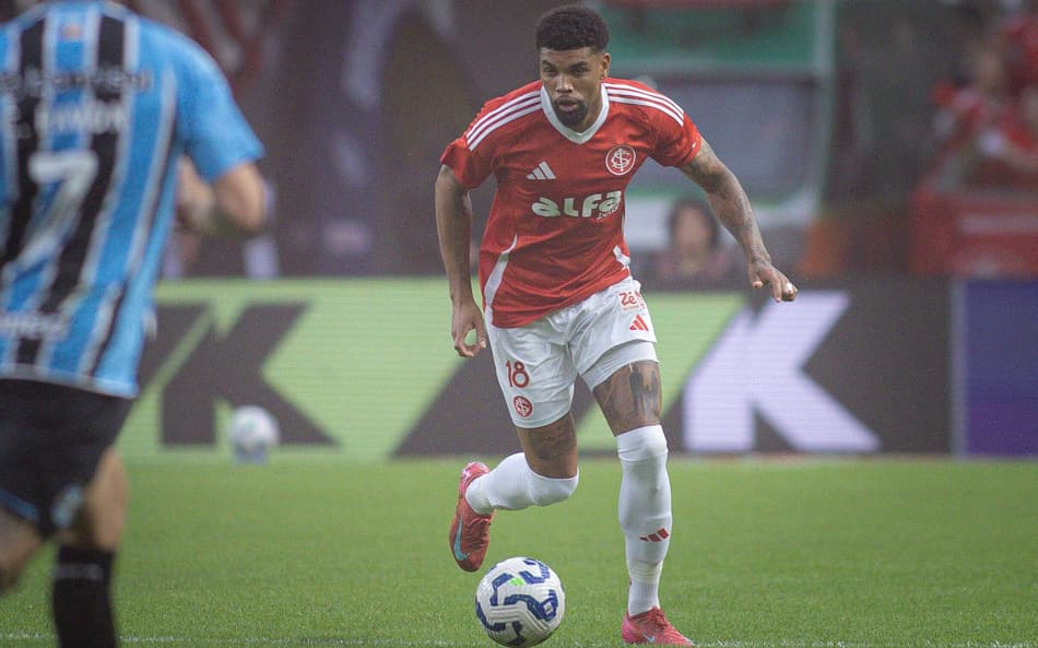 Juninho, zagueiro do Internacional