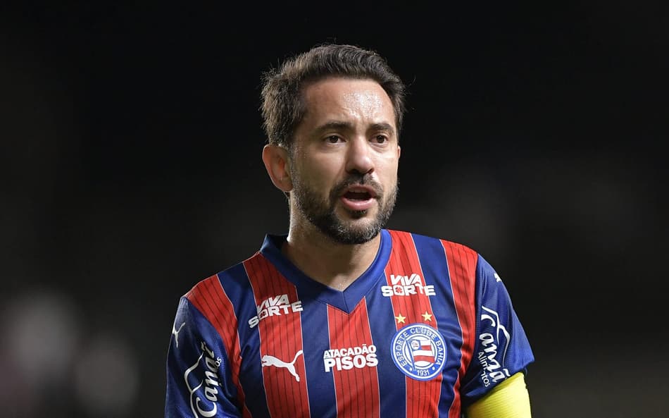 Éverton Ribeiro passou por cirurgia (Foto: Thiago Ribeiro/AGIF)