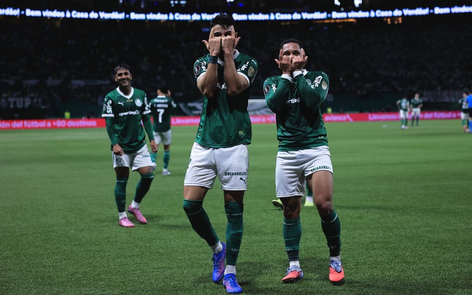 Flaco Lopez e Vitor Roque comemoram gol do Palmeiras sobre River Plate (Foto: Ettore Chiereguini/AGIF)